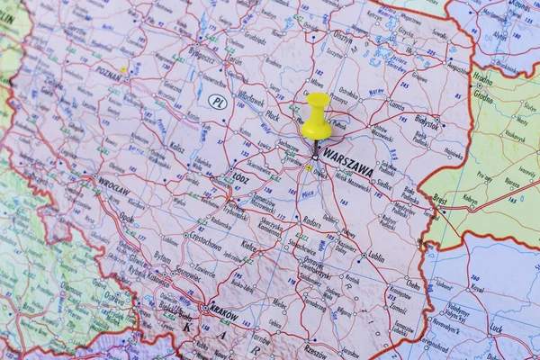 Желтая булавка указывает на Варшаву — стоковое фото