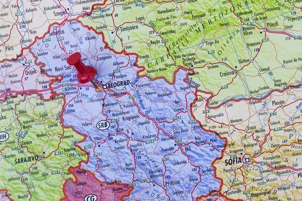 Красная булавка указывает на Белград — стоковое фото