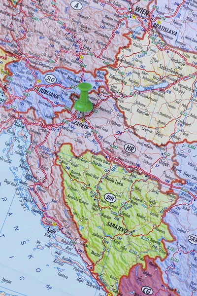 Зеленый штырь, указывающий на Загреб — стоковое фото