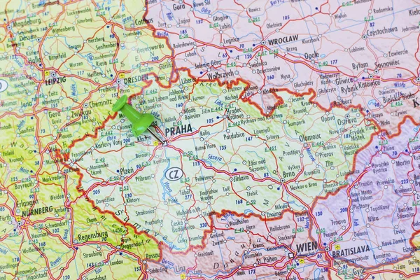 Zielony pinezkę, wskazując na Pradze — Zdjęcie stockowe