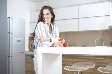 Kadın hazırlanıyor sağlıklı kahvaltı domates ile