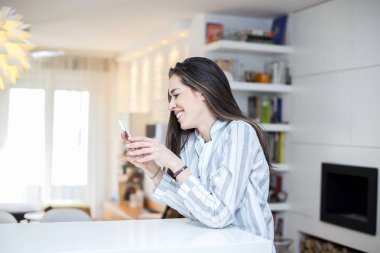 Evde telefon olan kadın