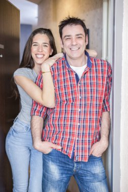 dairesinde ön kapıda evli çift