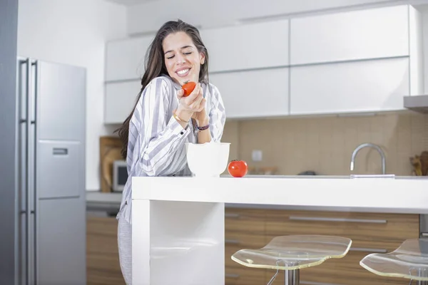 Perempuan Menyiapkan Sarapan Sehat dengan tomat — Stok Foto