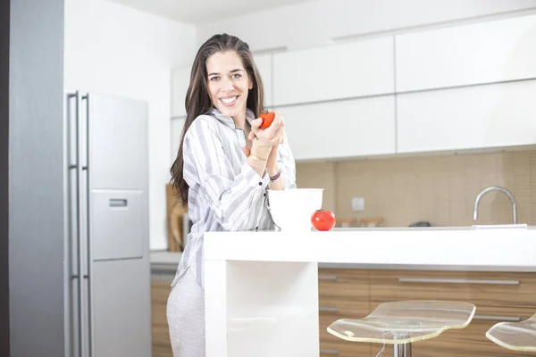 Kvinna förbereder hälsosam frukost med tomater — Stockfoto