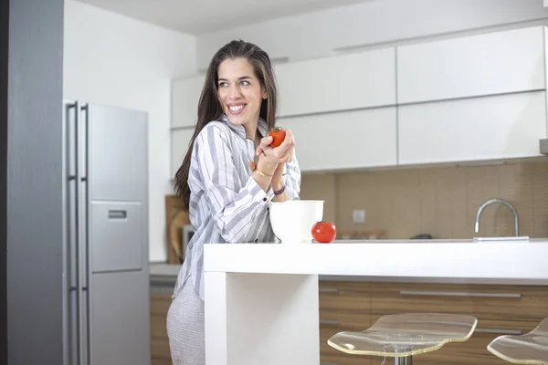 Frau bereitet gesundes Frühstück mit Tomaten zu — Stockfoto