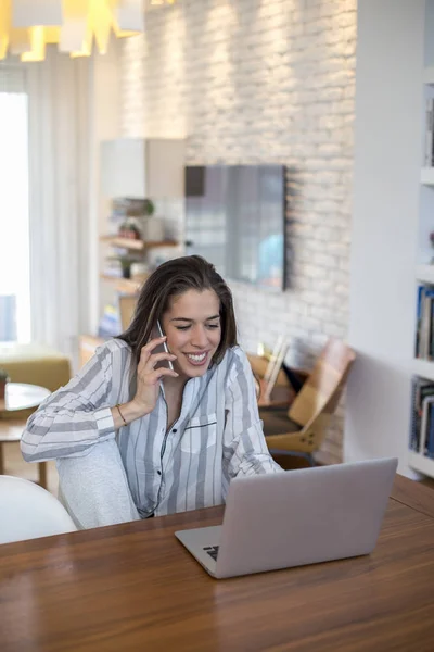 Jonge vrouw werkt op laptop thuis — Stockfoto