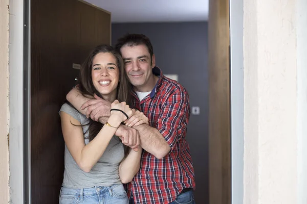 Casal casado na porta da frente de seu apartamento — Fotografia de Stock