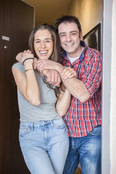 Casal casado na porta da frente de seu apartamento — Fotografia de Stock