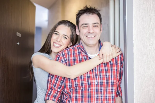Подружня пара біля вхідних дверей своєї квартири — стокове фото