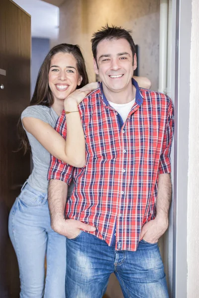 Married couple at the front door of his apartment — Stock Photo, Image