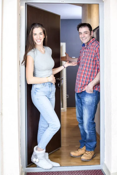 Подружня пара біля вхідних дверей своєї квартири — стокове фото