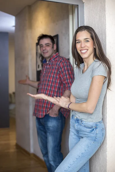 已婚的夫妇站在门口的他的公寓 — 图库照片