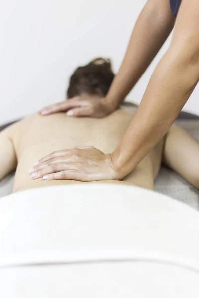 Mujer teniendo masaje en el salón de spa — Foto de Stock