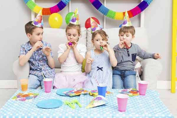 Çocuklar Doğum Günü Partisinde Eğleniyor