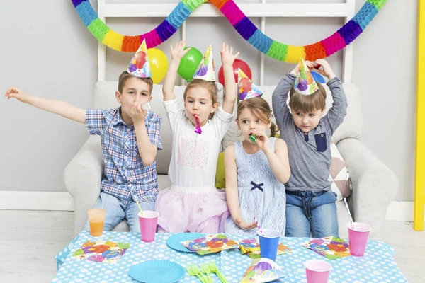 Los niños se divierten en la fiesta de cumpleaños —  Fotos de Stock