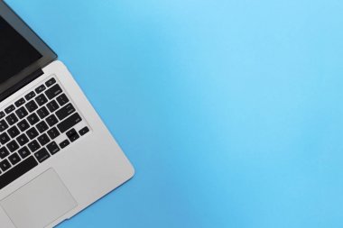 En iyi görünüm ve kopya metin için yer dizüstü pastel arka plan üzerinde