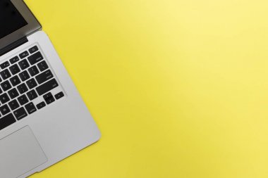 En iyi görünüm ve kopya metin için yer dizüstü pastel arka plan üzerinde