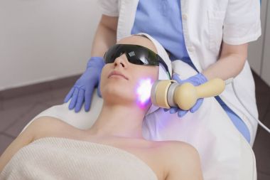Kadın yüz lazer tedavi görüyor