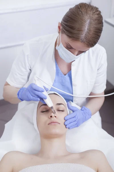 Cavitación ultrasónica, limpieza de la piel de la cara — Foto de Stock
