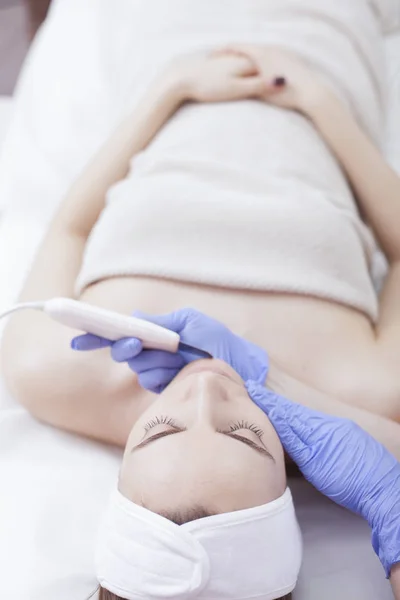 Cavitazione ad ultrasuoni, pulizia della pelle del viso — Foto Stock