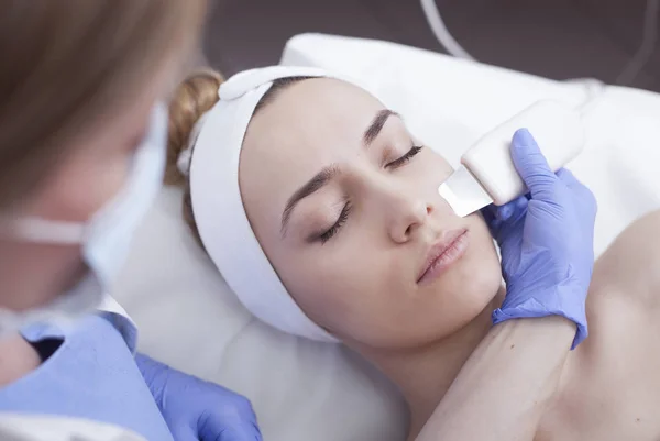 Ultrasound cavitation, face skin cleansing — Stock Photo, Image