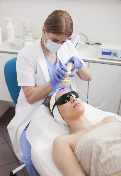 Frau bekommt Laserbehandlung im Gesicht — Stockfoto