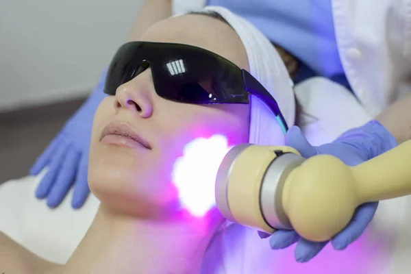 Kvinde får facial laser behandling - Stock-foto