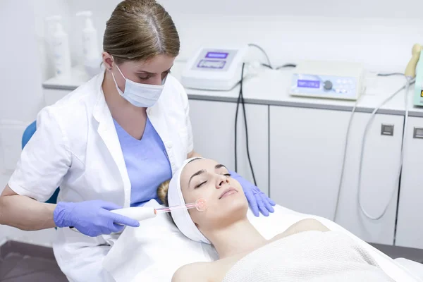 Frau bekommt Laserbehandlung im Gesicht — Stockfoto