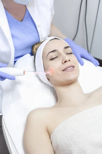 Mujer recibiendo tratamiento láser facial — Foto de Stock