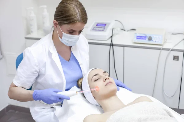 Woman getting facial laser treatment — Stock Photo, Image