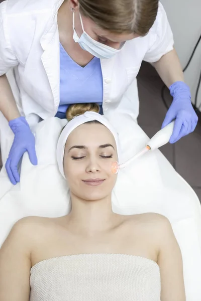 Femme obtenir un traitement au laser facial — Photo