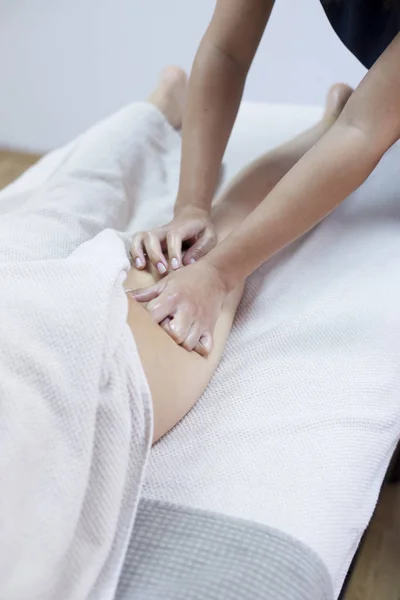 Anti cellulite masaż dla młodej kobiety — Zdjęcie stockowe