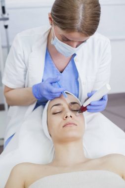 Güzellik Salonu bulunan yüz tedavi kadında
