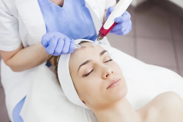 Mulher no salão de beleza no tratamento facial — Fotografia de Stock