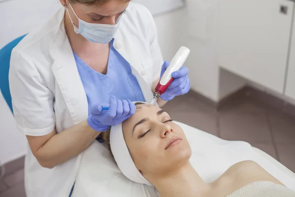 Mujer en el salón de belleza en el tratamiento facial —  Fotos de Stock