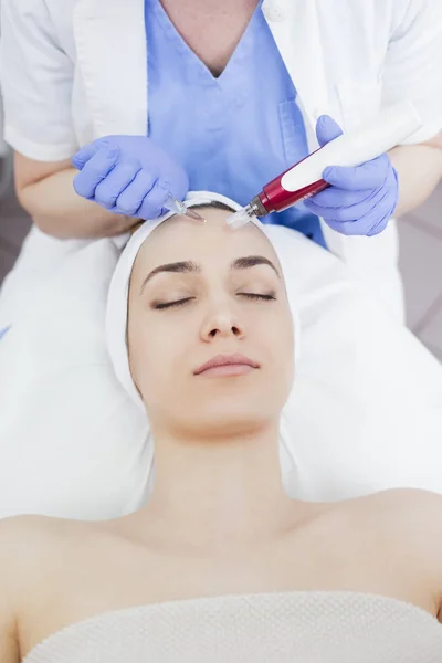 Woman in the beauty salon on the face treatment — Stock Photo, Image