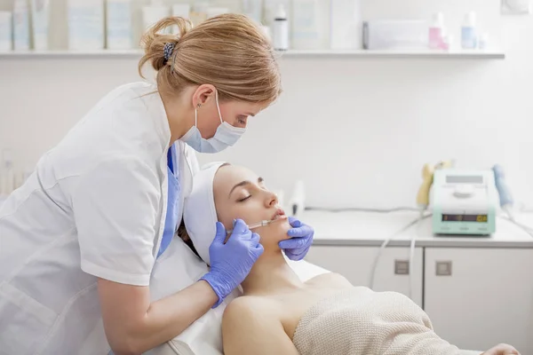 Mujer en el salón de belleza en el tratamiento facial —  Fotos de Stock