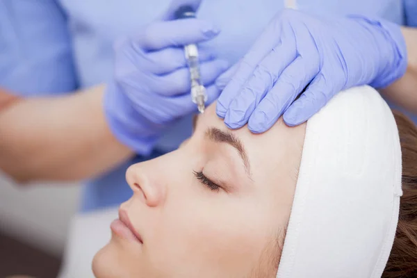 Mujer en el salón de belleza en el tratamiento facial —  Fotos de Stock