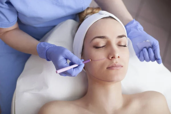 Mujer en el salón de belleza en el tratamiento facial — Foto de Stock