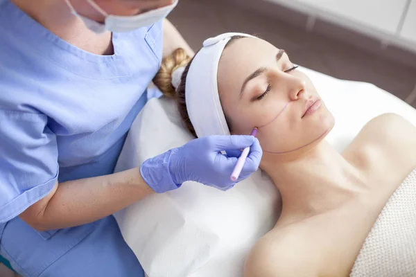 女人在美容院脸治疗 — 图库照片