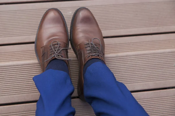 Man in blue suit and brown shoes — Stock Photo, Image