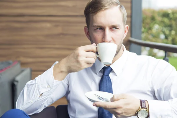 Moderne zakenman zitten bij koffie shop — Stockfoto