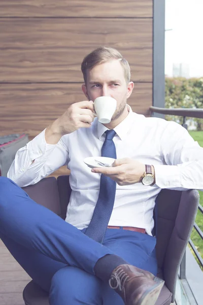Homem de negócios moderno sentado no café — Fotografia de Stock