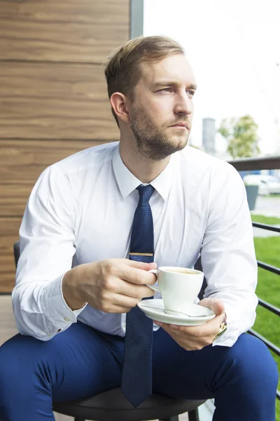 Uomo d'affari moderno seduto alla caffetteria — Foto Stock