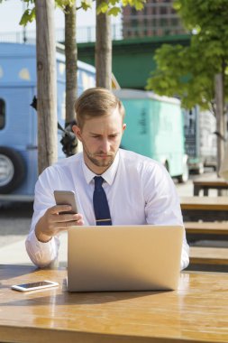 Bilgisayarda çalışan yakışıklı iş adamı. 