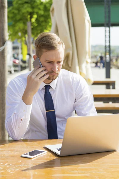 Knappe zakenman werkt aan laptop — Stockfoto