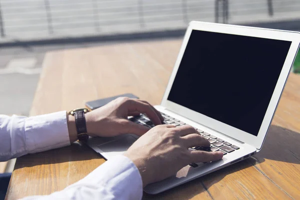 Close-up de homem digitando no laptop — Fotografia de Stock