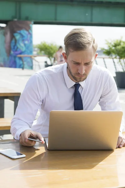 Knappe zakenman werkt aan laptop — Stockfoto