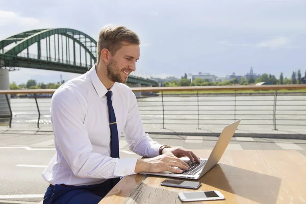 Knappe zakenman werkt aan laptop — Stockfoto